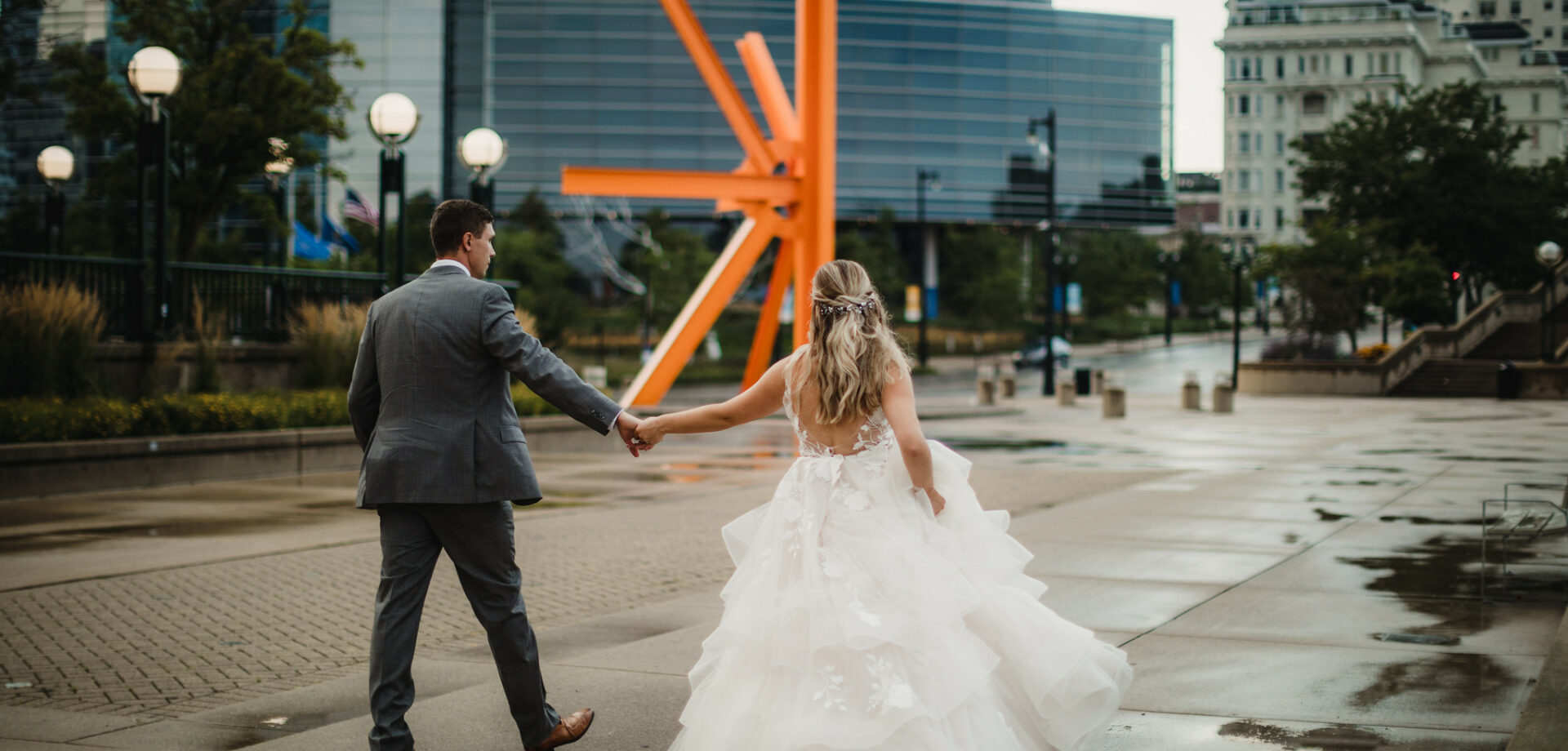 Wedding couple walking in the rain in Downtown Milwaukee